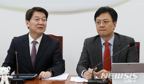 【서울=뉴시스】홍효식 기자 = 국민의당 안철수(왼쪽) 대표가 19일 오전 서울 여의도 국회에서 열린 제53차 최고위원회의에 참석해 장진영 최고위원과 대화를 나누고 있다. 2018.01.19. yesphoto@newsis.com
