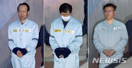 【서울=뉴시스】최동준 기자 = '국정원 특활비' 혐의 이재만(왼쪽부터), 안봉근, 정호성 전 청와대 비서관이 지난 1월19일 서울 서초구 서울중앙지방법원에서 열린 공판을 받기 위해 호송차에서 내려 법정으로 향하고 있다. 2018.01.19. photocdj@newsis.com