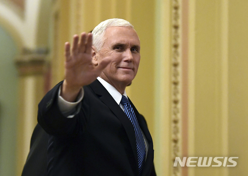 【워싱턴=AP/뉴시스】마이크 펜스 미 부통령이 지난 3일 워싱턴의 국회의사당에서 기자들을 향해 손을 흔들며 인사하고 있다. 펜스 부통령은 다음달 평창 동계올림픽에 참석했을 때 북한에 대한 비난을 주저하지 않을 것이라고 그의 한 측근이 30일(현지시간) 말했다. 2018.1.31 