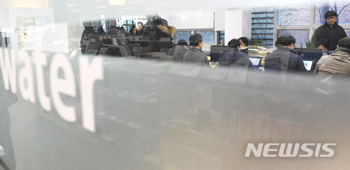 【대전=뉴시스】함형서 기자 = 국가기록원 관계자들이 19일 오후 대전 대덕구 한국수자원공사 본사에서 한국수자원공사가 대량 파기 했다는 4대강 관련 문서들에 대한 원본 대조 작업이 이뤄지고 있다. 한국수자원공사는 모든 문서를 전자시스템에 보관하고 있고 4대강 사업 관련 자료는 영구 보전 중이라고 해명했다. 2018.01.19. foodwork23@newsis.com