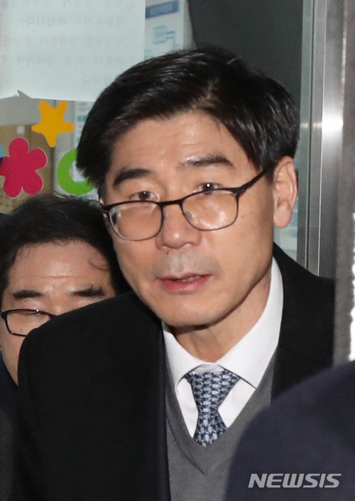 [서울=뉴시스]= 이광구 전 우리은행장이 지난 2018년 1월19일 서울북부지검을 나서고 있다. 2018.01.19. photo@newsis.com