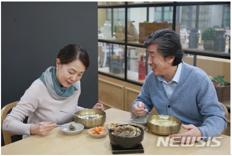 【서울=뉴시스】아워홈이 실버식으로 개발한 연화 육류와 떡 요리. 2018.1.20(사진=아워홈 제공) photo@newsis.com