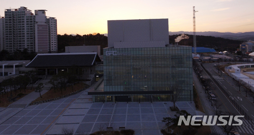 【강릉=뉴시스】김경목 기자 = 2018평창동계올림픽대회 개막을 20일 앞둔 20일 강원도 강릉시 강릉올림픽파크 내 강릉아트센터가 한눈에 보이고 있다.&nbsp; 강릉아트센터는 올림픽 기간에 북한의 예술단 공연이 이뤄질 것으로 전망돼 주목받고 있다. 2018.01.20.&nbsp; photo31@newsis.com