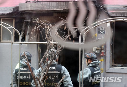 【서울=뉴시스】고승민 기자 = 20일 서울 종로5가의 3층 규모 여관 2층에서 방화로 추정되는 불이 나 9명의 사상자가 발생했다. 이날 오전 경찰 과학수사대가 현장을 조사하고 있다. 이 불로 여관에 있던 10명 중 5명이 사망하고 4명이 부상을 당했다. 불은 1시간만에 진화됐다. "건물이 타고 있다"는 여관업주의 신고를 받은 경찰은 "내가 불을 질렀다"고 112에 직접 신고한 A(52)씨를 여관 인근에서 현행범 체포했다. 하지만 현재 A씨가 술에 취한 상태라 아직 제대로 된 조사는 진행되지 않고 있다고 경찰은 전했다.  경찰은 A씨가 투숙을 거부했다는 이유로 휘발유를 이용해 불을 지른 것으로 보고 있다. 경찰은 A씨를 상대로 구체적인 범행동기와 경위 등을 수사해 구속영장을 신청할 예정이다. 2018.01.20.  kkssmm99@newsis.com