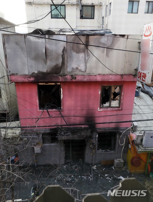 【서울=뉴시스】고승민 기자 = 20일 서울 종로5가의 여관에서 방화로 불이 나 10명의 사상자가 발생했다. 2018.01.20. kkssmm99@newsis.com