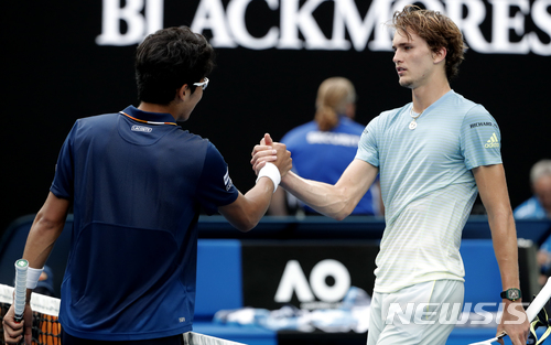 【멜버른=AP/뉴시스】 정현과 알렉산더 즈베레프