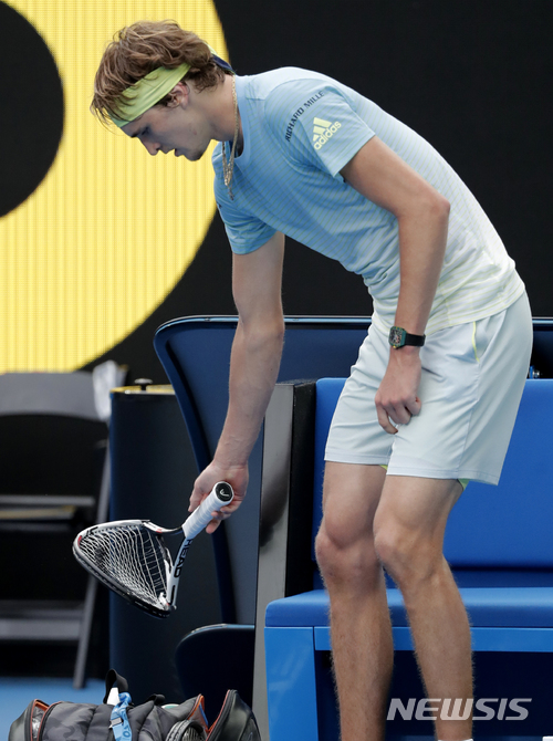 【멜버른=AP/뉴시스】 알렉산더 즈베레프, 라켓 화풀이
