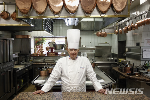 【리옹=AP/뉴시스】'요리계의 교황'으로 불리는 프랑스 셰프 폴 보퀴즈가 20일(현지시간) 91세의 나이로 별세했다. 사진은 보퀴즈가 지난 2011년 3월24일 자신의 레스토랑 로베르주 뒤 퐁 드 콜롱주 주방에 있는 모습. 2011.11.21