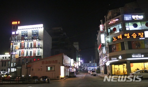 【제천=뉴시스】강신욱 기자 = 충북 제천시 하소동 스포츠센터 화재 참사가 발생한 지 한 달이 된 지난 20일 오후 8시께 참사 현장 상가에 불은 켜져 있지만 손님이 드물고 거리는 한산하기만 하다. 2018.01.21. ksw64@newsis.com