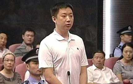 【서울=뉴시스】비리로 실각된 보시라이 전 충칭시 서기의 부인인 구카이라이를 도와 영국 사업가를 살해했던 집사가 조기 석방됐다. 21일 홍콩 사우스차이나모닝포스트(SCMP)는 보시라이 가족과 가까운 소식통을 인용, 2012년 징역 9년형을 받았던 보시라이 집사 장샤오쥔(39)이 조기 석방됐다고 전했다. 장샤오쥔이 재판받고 있는 모습. (사진출처: 바이두) 2018.01.21