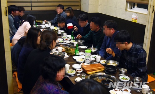 【제천=뉴시스】강신욱 기자 = 지난 18일 충북 제천시청 직원들이 화재 참사로 어려움을 겪는 하소동 일대 음식점에서 점심을 하고 있다. 2018.01.21. photo@newsis.com