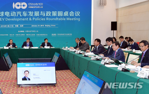 【광주=뉴시스】구길용 기자 = 윤장현 광주시장은 21일 중국 베이징에서 열린 EV100포럼 '글로벌 전기자동차 발전과 정책 원탁회의'에 참석해 광주의 e-mobility 기반 스마트 휴먼시티 비전에 대해 발표했다. 2018.01.21. (사진= 광주시 제공) kykoo1@newsis.com