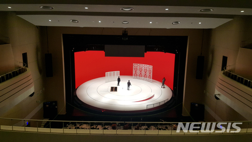 【강릉=뉴시스】김경목 기자 = 북한 예술단의 현송월 단장 등 방문단이 둘러볼 강릉아트센터에서 공연 관계자들이 지난 19일 무대를 점검하고 있다.&nbsp; 강릉아트센터는 올림픽 기간에 북한의 예술단 공연이 이뤄질 것으로 전망돼 주목받고 있다. 2018.01.21.&nbsp; photo31@newsis.com