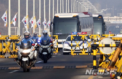 【파주=뉴시스】조성봉 기자 = 현송월 삼지연관현악단 단장을 비롯한 북한 예술단 사전점검단이 탄 버스와 차량들이 21일 오전 경기도 파주 통일대교를 지나 서울역KTX로 향하고 있다.북한 예술단 사전점검단은 1박2일동안 서울과 강릉의 공연장을 둘러보면서 무대 조건과 필요한 설비, 객석의 규모 등을 확인할 예정이다.2018.01.21suncho21@newsis.com