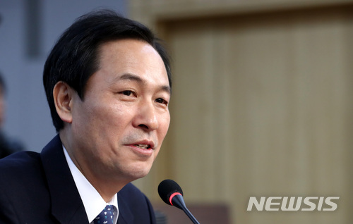 【서울=뉴시스】이영환 기자 = 더불어민주당 우상호 의원이 21일 오전 서울 여의도 국회 의원회관 제1세미나실에서 서울시장 출마 의사 공식화 기자간담회를 하고 있다.우상호 의원은 "문재인 정부의 성공을 도와 세상을 바꾸고, 서울의 새로운 변화를 만들어 내며, 다음 정치세대를 준비하기 위해 서울시장에 출마한다"고 밝혔다. 2018.01.21. 20hwan@newsis.com