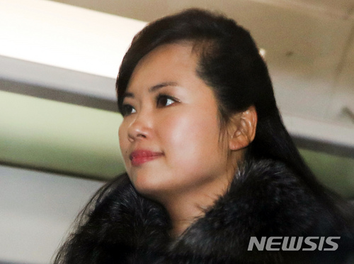 【서울=뉴시스】김선웅 기자 = 북한 예술단 사전 점검차 방남한 현송월 삼지연관현악단 단장이 21일 오전 서울역에 도착, 강릉으로 향하는 열차에 탑승하고 있다.&nbsp; 북한 예술단 사전점검단은 1박2일동안 서울과 강릉의 공연장을 둘러보면서 무대 조건과 설비, 객석 규모 등을 확인할 예정이다. 2018.01.21. mangusta@newsis.com