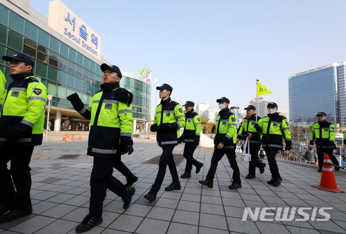 【서울=뉴시스】지난 1월21일 현송월 삼지연관현악단 단장을 비롯한 북한 예술단 사전점검단이 탄 버스가 서울역 광장에 도착하기 전 의경들이 배치되는 모습. 