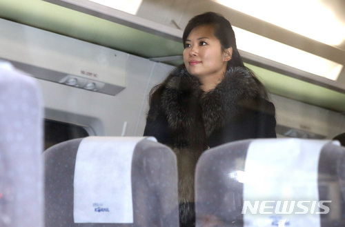 【서울=뉴시스】김선웅 기자 = 북한 예술단 사전 점검차 방남한 현송월 삼지연관현악단 단장이 21일 오전 서울역에 도착, 강릉으로 향하는 열차에 탑승하고 있다.&nbsp; 북한 예술단 사전점검단은 1박2일동안 서울과 강릉의 공연장을 둘러보면서 무대 조건과 설비, 객석 규모 등을 확인할 예정이다. 2018.01.21. mangusta@newsis.com