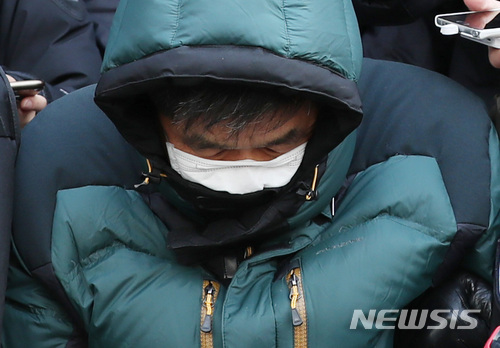 【서울=뉴시스】김진아 기자 = 종로5가 여관 방화 피의자 유 모 씨가 지난 1월 21일 오후 구속 전 피의자심문(영장실질심사)을 받기 위해 서울 종로경찰서에서 서울중앙지검으로 압송되고 있다. 유씨는 지난 20일 새벽 종로5가의 여관에 성매매 여성을 불러 달라고 요구했다가 거절당하자 불을 질러 이모(61)씨 등 5명을 숨지게 하고 박모(56)씨 등 5명을 다치게 한 혐의를 받고 있다. 2018.01.21.&nbsp; bluesoda@newsis.com