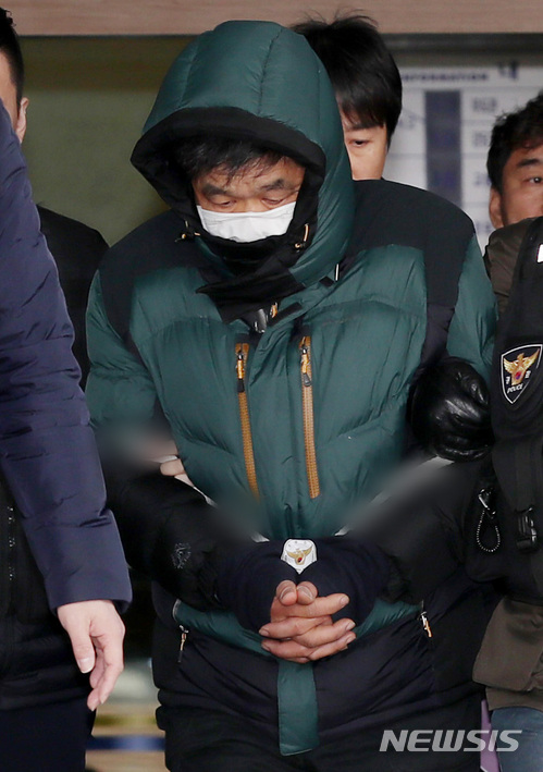 【서울=뉴시스】김진아 기자 = 종로5가 여관 방화 피의자 유 모 씨가 21일 오후 구속 전 피의자심문(영장실질심사)을 받기 위해 서울 종로경찰서에서 서울중앙지검으로 압송되고 있다.  유씨는 지난 20일 새벽 종로5가의 여관에 성매매 여성을 불러 달라고 요구했다가 거절당하자 불을 질러 이모(61)씨 등 5명을 숨지게 하고 박모(56)씨 등 5명을 다치게 한 혐의를 받고 있다. 2018.01.21.  bluesoda@newsis.com