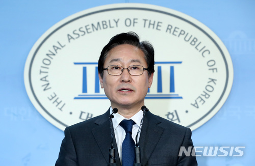 【서울=뉴시스】이영환 기자 = 더불어민주당 박범계 의원이 21일 오후 서울 여의도 국회 정론관에서 다스 관련 기자회견을 하고 있다. 박 의원은 "검찰의 다스 수사는 이 전 대통령 일가가 돈을 위해서 벌인 파렴치한 행위에 치를 떤 측근들의 양심선언에서 비롯된 것"이라고 밝혔다. 2018.01.21. 20hwan@newsis.com