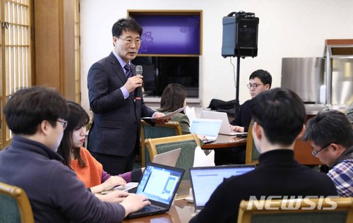 【서울=뉴시스】전신 기자 = 장하성 정책실장이 21일 청와대 춘추관에서 열린 최저임금 정책관련 기자간담회에서 모두발언하고 있다. 2018.01.21. photo1006@newsis.com