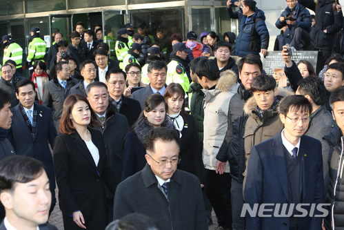 【강릉=뉴시스】 김경목 기자 = 현송월 삼지연관현악단 단장이 21일 오후 강원 강릉시 명륜고등학교 내 황영조체육관을 둘러본 뒤 우리 측 관계자들의 경호를 받으며 버스로 발걸음을 옮기고 있다. 현 단장 등은 이어 강릉아트센터로 이동 후 숙소로 갈 예정이다. 2018.01.21. photo31@newsis.com