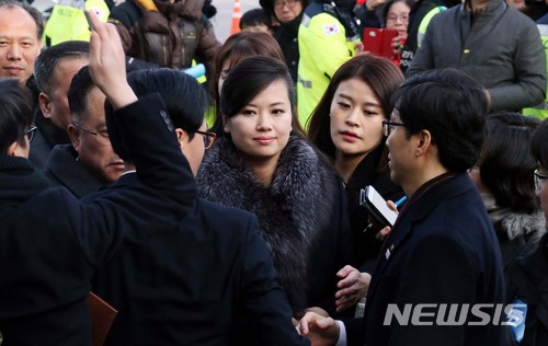 【강릉=뉴시스】조성봉 기자 = 현송월 삼지연관현악단 단장을 비롯한 북한 예술단 사전점검단이 21일 오후 강원도 강릉 아트센터로 들어서며 취재진에 질문세례를 받고 있다. 북한 예술단 사전점검단은 1박2일동안 서울과 강릉의 공연장을 둘러보면서 무대 조건과 필요한 설비, 객석의 규모 등을 확인할 예정이다. 2018.01.21suncho21@newsis.com