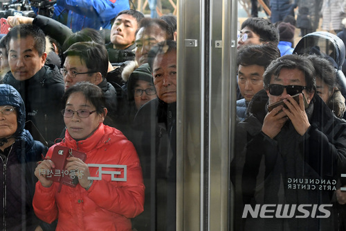 【강릉=뉴시스】사진공동취재단 = 21일 강원도 강릉아트센터에서 강릉 시민들이 현송월 삼지연관현악단 단장이 이끄는 북한 예술단 사전점검단을 보기 위해 기다리고 있다. 2018.01.21.&nbsp;&nbsp; photo@newsis.com