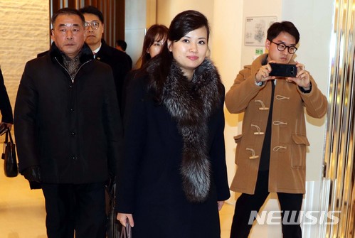 【강릉=뉴시스】조성봉 기자 = 현송월 삼지연관현악단 단장을 비롯한 북한 예술단 사전점검단이 21일 오후 강원도 강릉 씨마크 호텔에서 점심식사를 마치고 황영조기념체육관으로 이동하고 있다.북한 예술단 사전점검단은 1박2일동안 서울과 강릉의 공연장을 둘러보면서 무대 조건과 필요한 설비, 객석의 규모 등을 확인할 예정이다. 2018.01.21suncho21@newsis.com