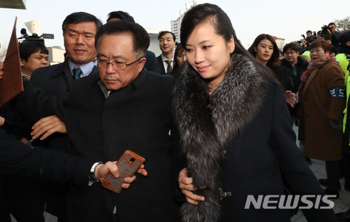 【강릉=뉴시스】사진공동취재단 = 현송월 삼지연관현악단 단장이 이끄는 북한 예술단 사전점검단이 21일 강릉 아트센터에 들어서고 있다. 남북은 지난 15일 북한의 예술단 파견을 위한 실무접촉에서 북측이 삼지연 관현악단 140여명으로 구성된 대규모 예술단을 평창 올림픽 기간에 파견해 강릉과 서울에서 공연을 2회 진행하기로 협의했다. 2018.01.21.&nbsp;&nbsp; photo@newsis.com