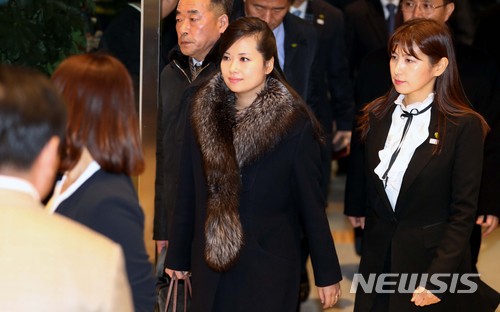 【강릉=뉴시스】조성봉 기자 = 현송월 삼지연관현악단 단장을 비롯한 북한 예술단 사전점검단이 21일 오후 강원도 강릉 아트센터와 황영조기념체육관 시설 점검을 마치고 숙소인 스카이베이호텔로 들어서고 있다. 북한 예술단 사전점검단은 1박2일동안 서울과 강릉의 공연장을 둘러보면서 무대 조건과 필요한 설비, 객석의 규모 등을 확인할 예정이다.2018.01.21suncho21@newsis.com