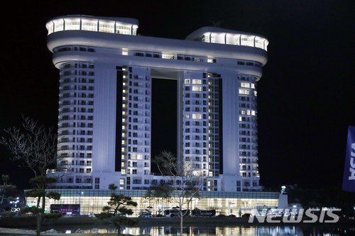 【강릉=뉴시스】조성봉 기자 = 현송월 삼지연관현악단 단장을 비롯한 북한 예술단 사전점검단이 21일 오후 강원도 강릉 아트센터와 황영조기념체육관 시설 점검을 마치고 숙소인 스카이베이호텔로 들어가 휴식을 취하고 있다. 사진은 불 켜진 스카이베이호텔 모습.북한 예술단 사전점검단은 1박2일동안 서울과 강릉의 공연장을 둘러보면서 무대 조건과 필요한 설비, 객석의 규모 등을 확인할 예정이다.2018.01.21suncho21@newsis.com