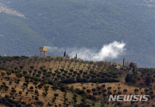 【수게디기=AP/뉴시스】 21일 터키군이 남서부 국경 바로 위에서 남쪽 시리아 쿠르드 도시를 향해 포격을 가하자 시리아 땅에서 연기가 솟아오르고 있다. 터키는 전날 전투기 공습에 이어 이날 지상군이 쿠르드 도시 아프린에 진입했다고 말했다. 2018. 1. 21.&nbsp; 