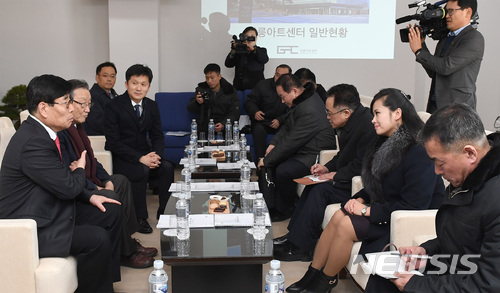 【서울=뉴시스】김진아 기자 = 현송월 삼지연관현악단 단장이 이끄는 북한 예술단 사전점검단이 21일 강원도 강릉 아트센터에서 관계자의 설멍을 듣고 있다. 2018.01.21. (사진=통일부 제공)&nbsp;&nbsp; photo@newsis.com