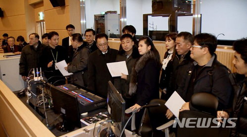 【서울=뉴시스】김진아 기자 = 현송월 삼지연관현악단 단장이 이끄는 북한 예술단 사전점검단이 21일 강원도 강릉아트센터를 찾아 시설을 살펴보고 있다. 2018.01.21. (사진=통일부 제공)&nbsp;&nbsp; photo@newsis.com