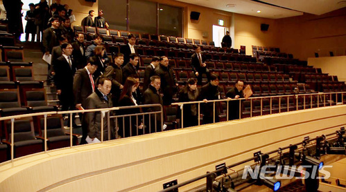 【서울=뉴시스】김진아 기자 = 현송월 삼지연관현악단 단장이 이끄는 북한 예술단 사전점검단이 21일 강원도 강릉아트센터를 찾아 시설을 살펴보고 있다. 2018.01.21. (사진=통일부 제공)&nbsp;&nbsp; photo@newsis.com
