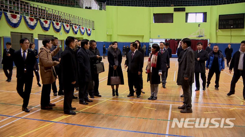 【서울=뉴시스】김진아 기자 = 현송월 삼지연관현악단 단장이 이끄는 북한 예술단 사전점검단이 21일 강원도 강릉 황영조기념체육관 시설을 점검하고 있다. 2018.01.21. (사진=통일부 제공)&nbsp;&nbsp; photo@newsis.com