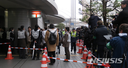 【도쿄=뉴시스】 조윤영 특파원 = 22일 도쿄에서 북한 미사일을 상정한 첫 대피훈련이 실시됐다. 훈련 전에 피난장소 앞에 대기하고 있는 훈련 참가자를 일본 국내 및 외신 기자들이 취재하고 있다. 2018.01.22. yuncho@newsis.com 