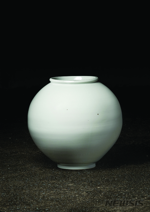 【서울=뉴시스】 김정옥 달항아리 