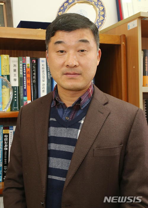 【창원=뉴시스】강경국 기자 = 경남대학교는 공과대학 토목공학과 최현 교수가 한국과학기술회관에서 열린 한국측량학회 2018년 정기총회에서 학문 발전에 크게 공헌한 공로를 인정받아 학술상을 수상했다고 22일 밝혔다. 사진은 최현 교수의 모습. 2018.01.22. (사진=경남대학교 제공)photo@newsis.com