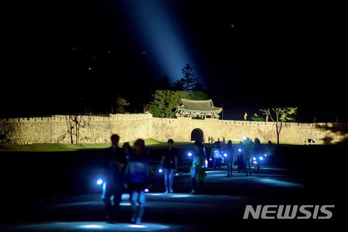 【안동=뉴시스】류상현 기자 = 문경새재 달빛사랑 여행의 한 장면. 2018.01.22 (사진=경북도 제공) photo@newsis.com 