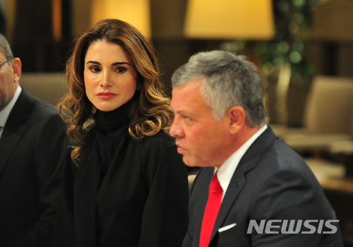 [암만(요르단)=뉴시스] 채정병 기자 = 요르단의 라니아 왕비(53)는 24일(현지시간) 서방이 이스라엘- 하마스 전쟁에서 이중잣대를 적용하고 있다고 밝혔다. 사진은 2018년 1월 21일 요르단 알 후세이니아 궁전에서 열린 마이크 펜스 당시 미국 부통령과 압둘라 2세 국왕 간 오찬 회담에서 팔레스타인계 라니아 왕비가 남편의 이야기를 듣는 모습.  2023.10.25.