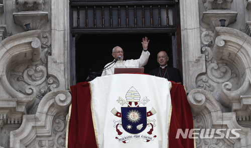 【리마=AP/뉴시스】프란치스코 교황이 21일(현지시간) 페루 수도 리마에 위치한 아르마스 광장에서 열린 기도회에 참석해 군중들에게 손을 흔들어 보이고 있다. 2018.01.22.