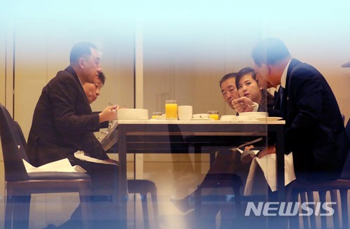 【강릉=뉴시스】조성봉 기자 = 현송월 삼지연관현악단 단장을 비롯한 북한 예술단 사전점검단이 22일 오전 강원도 강릉 스카이베이호텔에서 아침식사를 하고 있는 모습이 창문틈 사이로 보이고 있다.북한 예술단 사전점검단은 1박2일동안 서울과 강릉의 공연장을 둘러보면서 무대 조건과 필요한 설비, 객석의 규모 등을 확인할 예정이다.2018.01.22suncho21@newsis.com