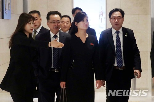 【강릉=뉴시스】조성봉 기자 = 현송월 삼지연관현악단 단장을 비롯한 북한 예술단 사전점검단이 22일 오전 강원도 강릉 스카이베이호텔에서 아침식사를 하기 위해 이동하고 있는 모습이 창문 사이로 보이고 있다.&nbsp; 북한 예술단 사전점검단은 1박2일동안 서울과 강릉의 공연장을 둘러보면서 무대 조건과 필요한 설비, 객석의 규모 등을 확인할 예정이다.2018.01.22. suncho21@newsis.com 