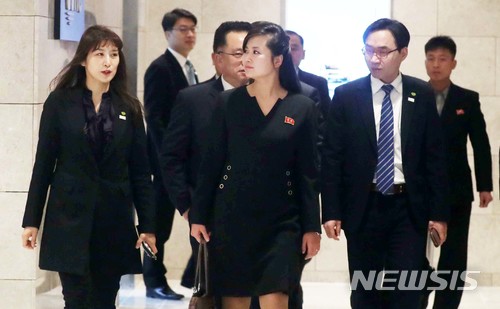 【강릉=뉴시스】조성봉 기자 = 현송월 삼지연관현악단 단장을 비롯한 북한 예술단 사전점검단이 22일 오전 강원도 강릉 스카이베이호텔에서 아침식사를 하기 위해 이동하고 있는 모습이 창문 사이로 보이고 있다. 북한 예술단 사전점검단은 1박2일동안 서울과 강릉의 공연장을 둘러보면서 무대 조건과 필요한 설비, 객석의 규모 등을 확인할 예정이다.2018.01.22.suncho21@newsis.com