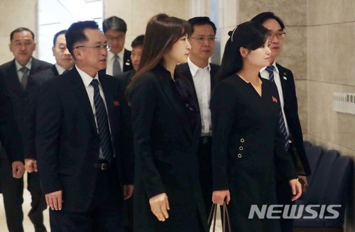 【강릉=뉴시스】조성봉 기자 = 현송월 삼지연관현악단 단장을 비롯한 북한 예술단 사전점검단이 22일 오전 강원도 강릉 스카이베이호텔에서 아침식사를 하기 위해 이동하고 있는 모습이 창문 사이로 보이고 있다. 북한 예술단 사전점검단은 1박2일동안 서울과 강릉의 공연장을 둘러보면서 무대 조건과 필요한 설비, 객석의 규모 등을 확인할 예정이다.2018.01.22.suncho21@newsis.com