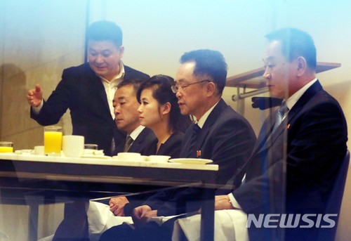 【강릉=뉴시스】조성봉 기자 = 현송월 삼지연관현악단 단장을 비롯한 북한 예술단 사전점검단이 22일 오전 강원도 강릉 스카이베이호텔에서 아침식사를 하고 있는 모습이 창문틈 사이로 보이고 있다.북한 예술단 사전점검단은 1박2일동안 서울과 강릉의 공연장을 둘러보면서 무대 조건과 필요한 설비, 객석의 규모 등을 확인할 예정이다.2018.01.22.suncho21@newsis.com