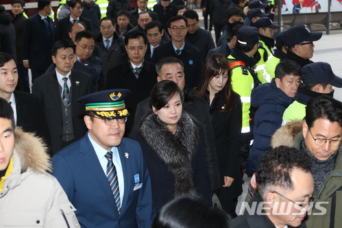 【강릉=뉴시스】 김경목 기자 = 북한 현송월 삼지연관현악단 단장을 비롯한 일행들이 남한 체류 일정 둘째 날인 22일 오전 강릉역에 도착, 우리 정부 관계자들의 삼엄한 경호를 받으며 KTX 열차로 발걸음을 옮기고 있다. 이들은 오전 9시30분 서울행 열차를 타고 서울역에&nbsp; 내려 서울 일정을 소화하고 북한으로 돌아간다. 2018.01.22.photo31@newsis.com